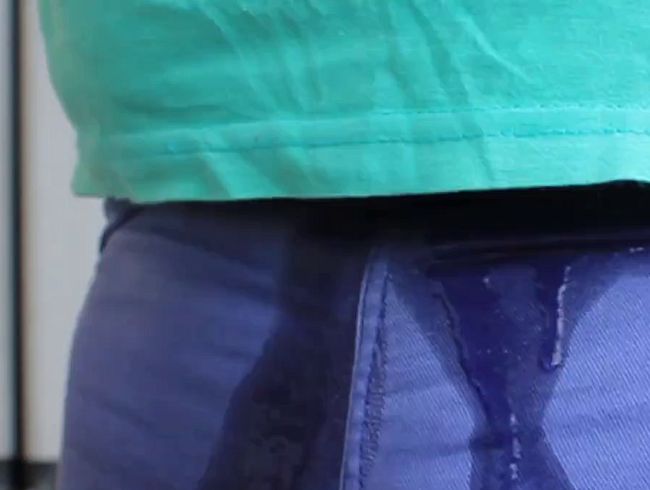 Turnhose mit drei Streifen in graublau wird eingepisst