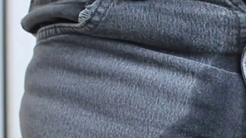 Uralte 80er Stretch-Jeans rausgeholt und eingepisst.