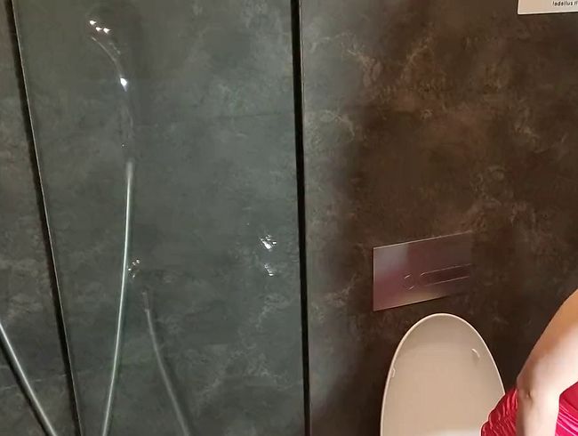 Auf der Toilette spielen