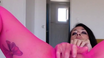 Bin versaut in pinken Strumpfhosen, spiele mit Pisse und meinem Arsch, Vibrator und Nahaufnahmen