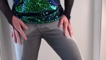 Helle Jeans wird vollgepisst