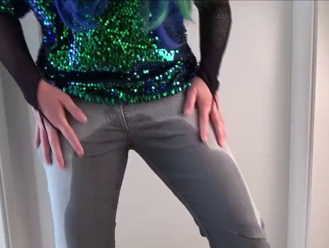 Helle Jeans wird vollgepisst