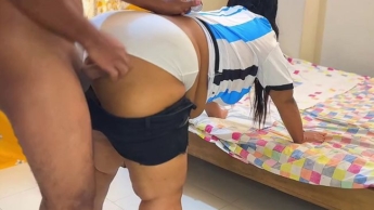 Ich ficke die heiße Freundin meiner Mutter in ihrem Zimmer, weil sie meinen großen Schwanz in ihrer nassen Muschi testen will