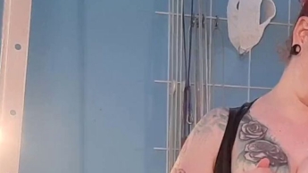 Latex Domina wird richtig nass!