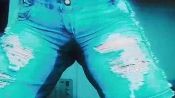 Mädchen pinkelt meine Shorts schmutzige Latina