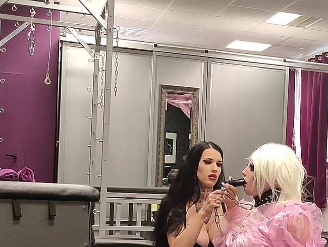 Sissy leckt ohne pause