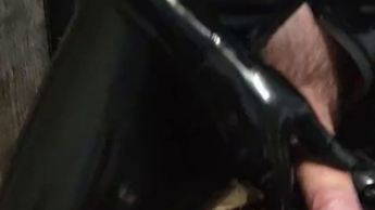 Sklave Jonny darf sich auf den Latex Beinen seiner Herrin erlösen. Die Belohnung folgt….