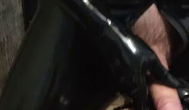 Sklave Jonny darf sich auf den Latex Beinen seiner Herrin erlösen. Die Belohnung folgt….