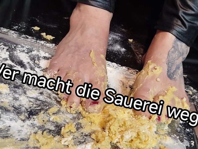 Herrin backt mit den Füßen Plätzchen und veredelt diese mit besonderem Zuckerguss!