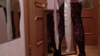 IM WEISSEN MORGENMANTEL UND SCHWARZEN STRÜMPFEN und HIGH HEELS