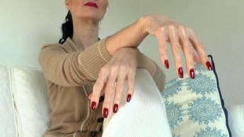 Aufregende lange rote Fingernägel, Joi Lady Victoria