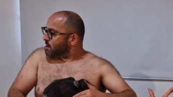 Blowjob mit gefesselten Handgelenken und Knöcheln
