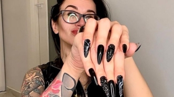 Fingerschnipsen mit schwarzen langen Nägeln, langen Fingern und PVC-Kleid an meinem, auch Brille