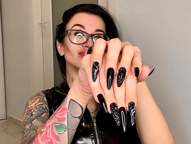 Fingerschnipsen mit schwarzen langen Nägeln, langen Fingern und PVC-Kleid an meinem, auch Brille