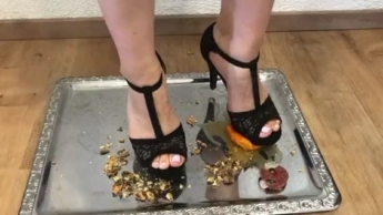 Für meine Fußfetischisten ?? crushing Highheels