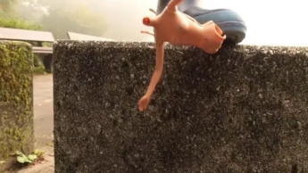 Gummistiefel Crushing 3 blonde Püppchen – wie lange halten Sie durch ….