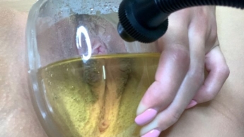 Ihre Muschi aufgepumpt und in die Pumpe gepinkelt