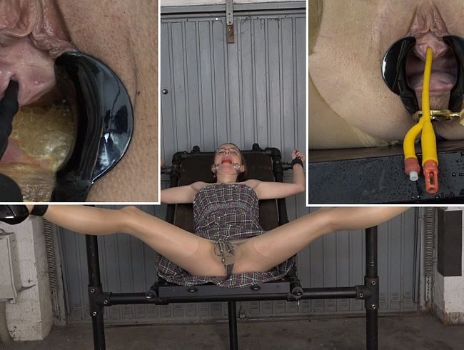 Katheter, Dilator und Brausetabletten in der Pussy von der Milf