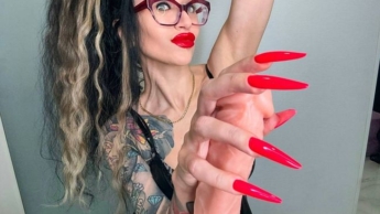 Knallrote lange Nägel und Handjobs mit Spucke