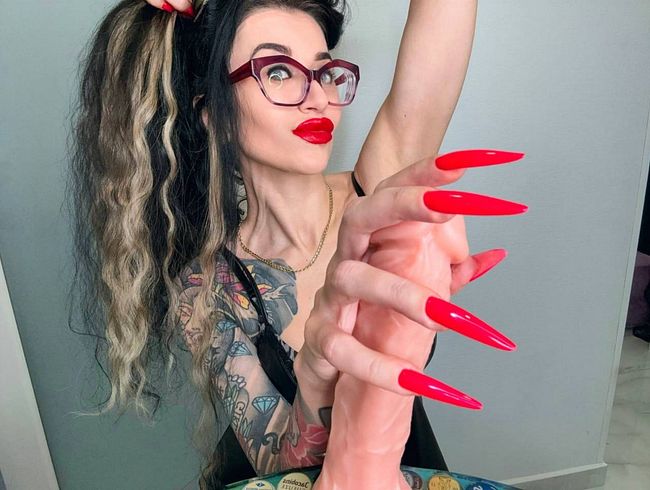 Knallrote lange Nägel und Handjobs mit Spucke
