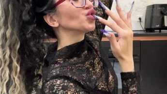 Lange Nägel, Brille und Gesicht, neue Form und neue Länge, Handjobs mit Spucke