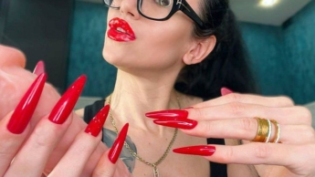 Lange Nägel ROTE, lange Finger, rote Lippen und Handjobs mit Spucke