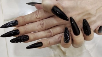 Lange schwarze Nägel, lange Finger und Hände verehren