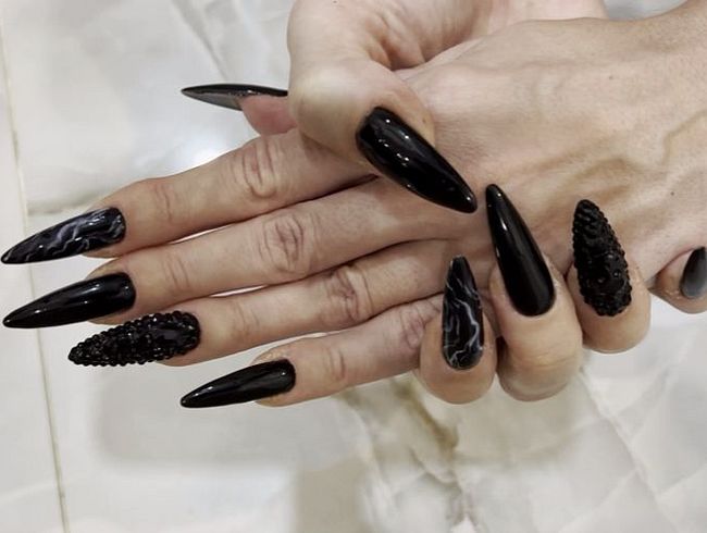 Lange schwarze Nägel, lange Finger und Hände verehren