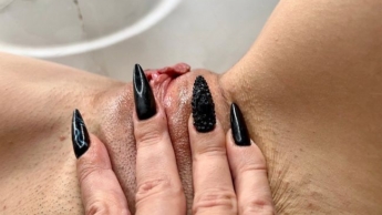 Lange schwarze Nägel spielen mit Brustwarzen, so nasse Muschi, Haut und Arsch, mit Spitzenhöschen