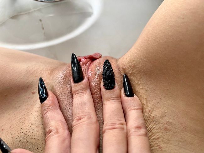 Lange schwarze Nägel spielen mit Brustwarzen, so nasse Muschi, Haut und Arsch, mit Spitzenhöschen