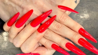 Leuchtend rote lange Nägel, lange Finger und Handfetisch