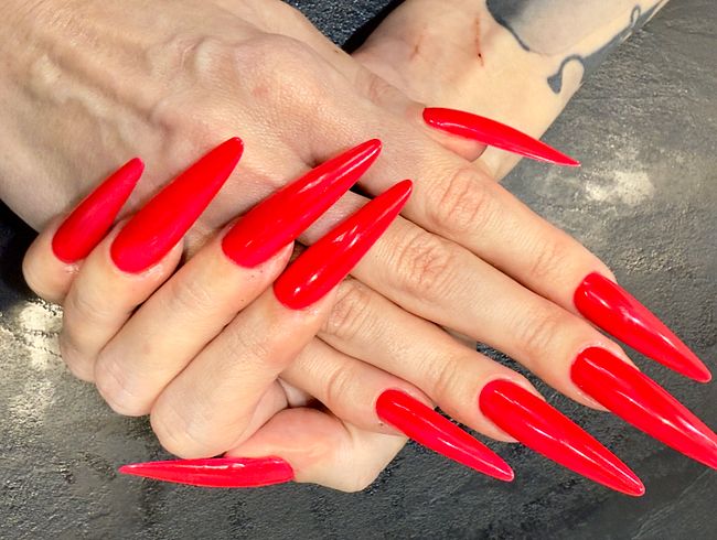 Leuchtend rote lange Nägel, lange Finger und Handfetisch
