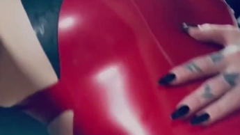 Mein neuer roter Latex-Catsuit, ich liebe Latex auf meiner Haut