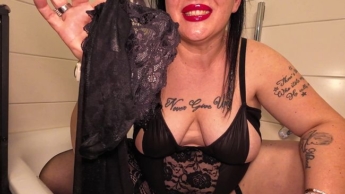 OMG!!! Das erste mal Pisse ich in meine Nylons! Deine Aufgabe-SAUBER LECKEN !!!