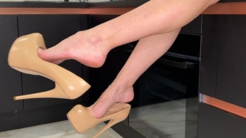 Pumps High Heels an langen Beinen, baumelndes und enges Kleid an mir