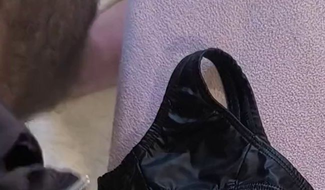 Schön auf den String gespritzt. Eine sehr große Ladung.
