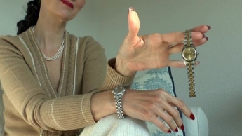Stiefmutter zeigt ihre Armbanduhren, Uhrenschwanz masturbieren und abspritzen Lady Victoria