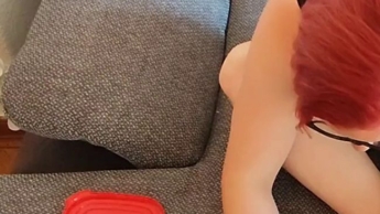 WUNSCHVIDEO: Rothaarige MILF lackiert sich die Nägel