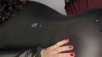 ich lass mich in meinem neuen wetlook catsuit doggy ficken…spritz auf meinen dicken Arsch….