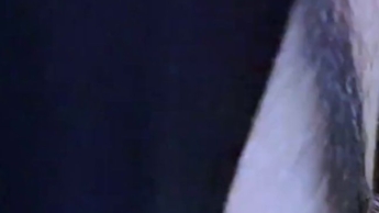 Arabisches, schönes, heißes Collage-Mädchen masturbiert im Hostel und hat einen spritzenden Orgasmus