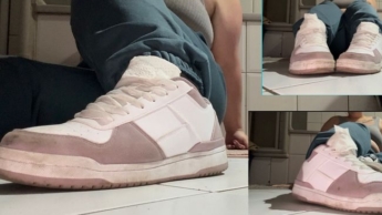 Fetisch Video spritz mir auf meine dreckigen Sneaker