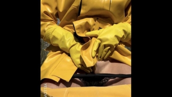 Geile outdoor Session in gelber Regenkleidung und Gummistiefeln mit Gasmaske