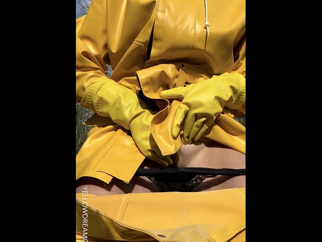 Geile outdoor Session in gelber Regenkleidung und Gummistiefeln mit Gasmaske