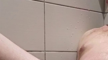 Piss in der Dusche