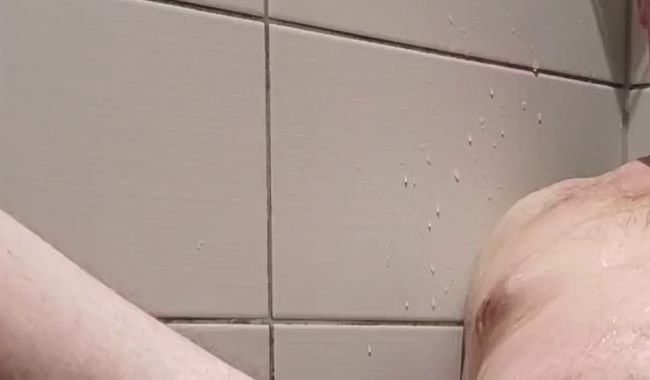 Piss in der Dusche