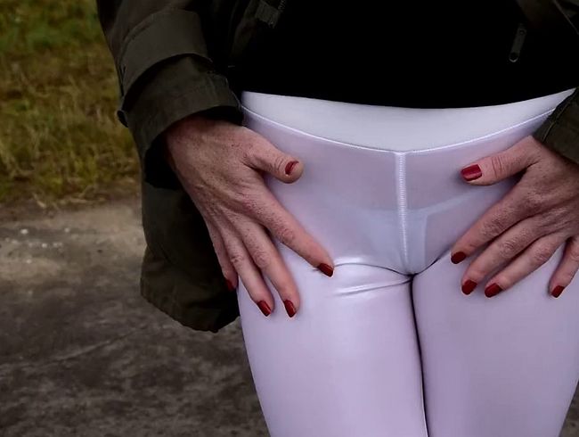 Spaziergang in transparenten Leggings Teil 1 – schau mir beim gehen zu
