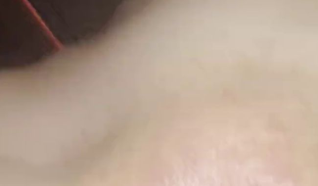Verdammt feuchte Pussy als ich ihr ein paar Finger rein stecke fängt sie an auszulaufen!