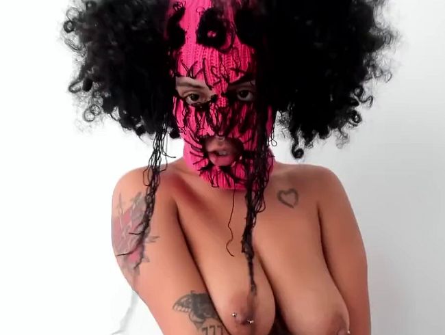 ein sexy Patronengurt, bereit, mit dir zu rauchen und dir Missetaten auszudenken