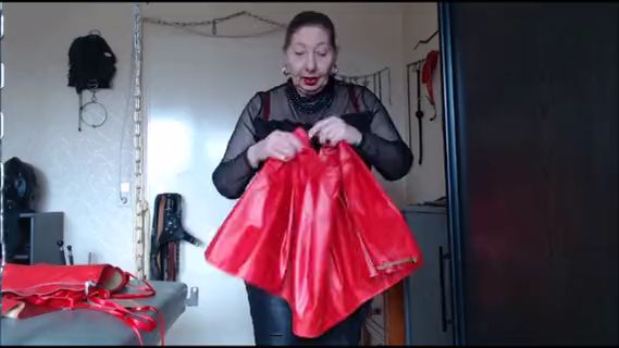 rotes Lederröckchen