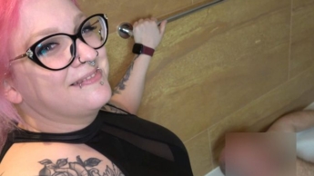 Alex und Abby pissen den Loser an